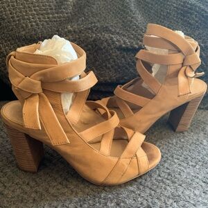 Vince Camuto suede leather cage zip up heels size 7M
